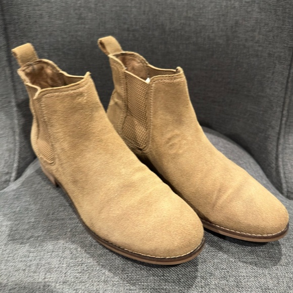 TOMS Women's ELLA Chelsea Boot Tan Suede Booties Size 8 - Picture 2 of 7